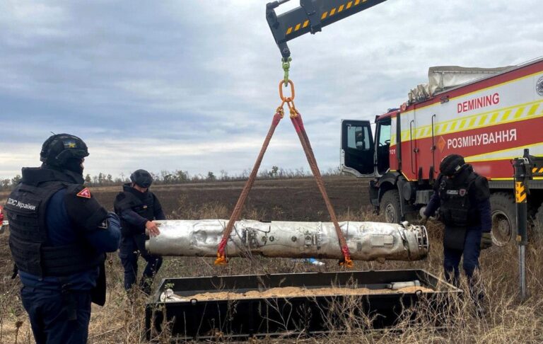 Новини України - Тубус з нерозірваними авіаракетами РФ виявили в полі на Харківщині