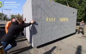 Новини України - У Херсоні показали встановлення мобільного укриття