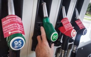 Новини світу - У кількох областях РФ встановили ліміти на продаж бензину
