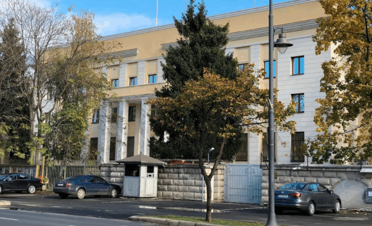 Новини світу - У Румунії чоловік намагався протаранити автомобілем ворота посольства РФ