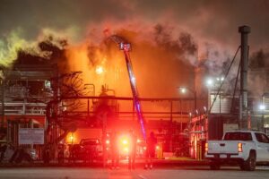 Новини світу - У США сталася масштабна пожежа на нафтопереробному заводі
