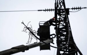 Новини України - В Україні нові відключення через обстріли і негоду