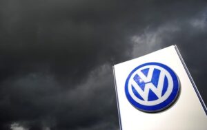 Авто новини - Volkswagen скорочує виробництво через дефіцит мікрочипів - ЗМІ