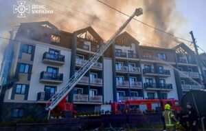 Новини України - У Буковелі спалахнула пожежа в готелі