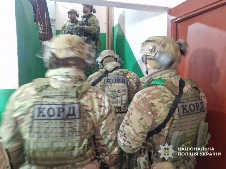 Новини України - У Чернігові чоловік відкрив стрілянину з автомата на вулиці