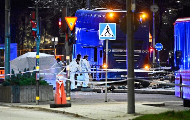 Новини світу - В Стокгольмі двоповерховий автобус врізався в зупинку з людьми: є загиблі