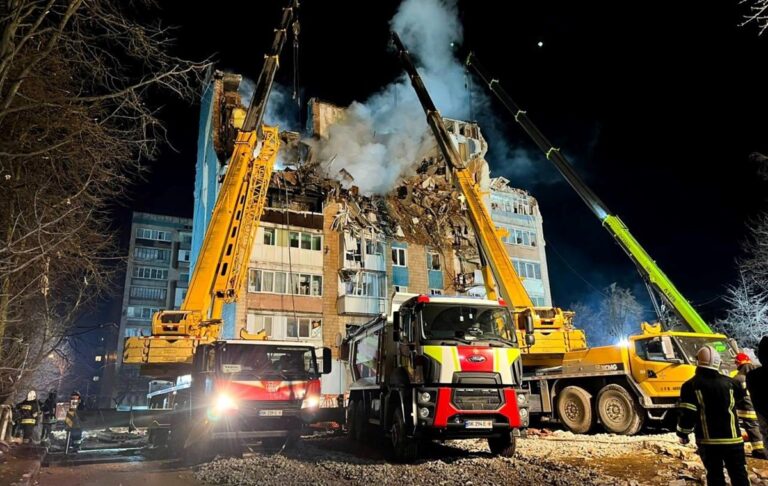 Новини України - В Тернополі продовжують розбирати завали будинку