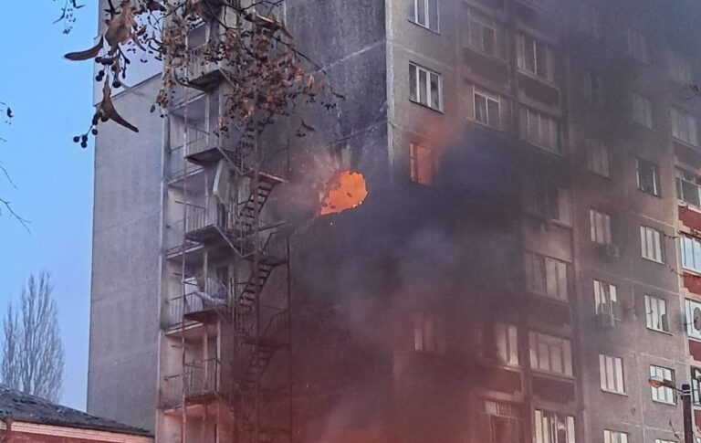 Новини України - Росіяни влучили в багатоповерховий будинок у Чернігові