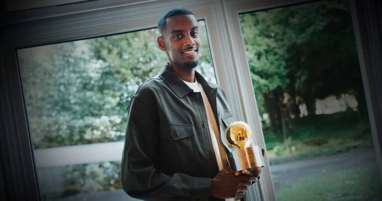 Новини спорту - Шведи нагородили Александра Ісака Золотим м'ячем