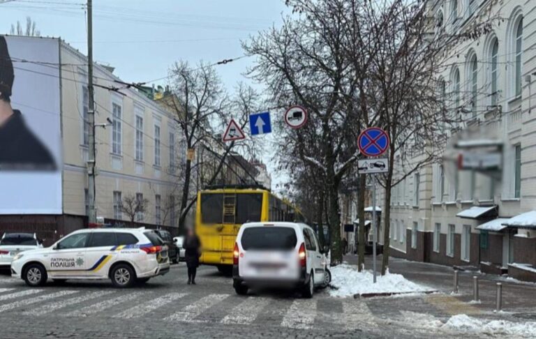 Новини Києва - У центрі Києва в проваллі дороги застряг тролейбус